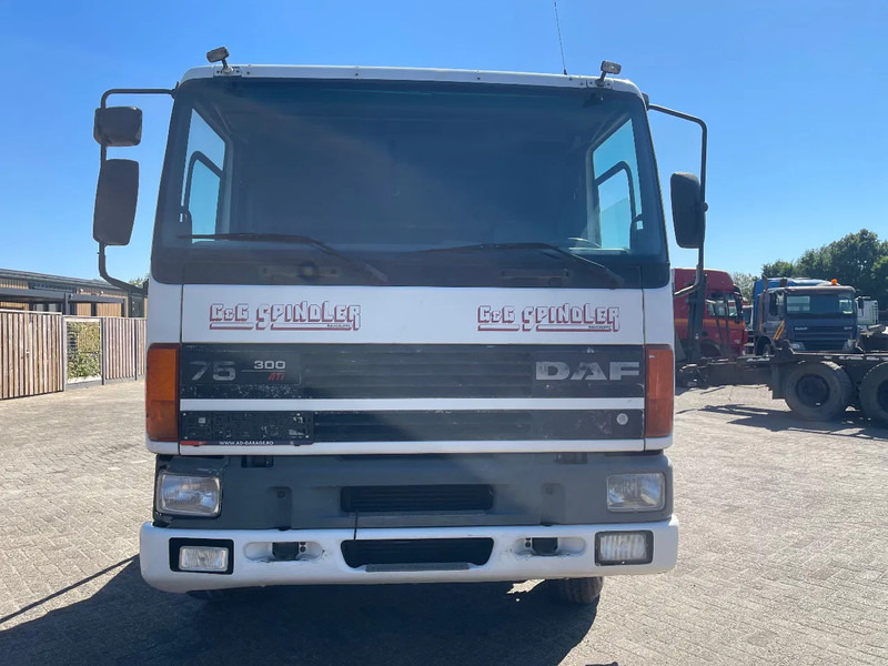 DAF 75.300 FLATBED TRUCK - Vrachtwagen met open laadbak: afbeelding 2 DAF 75.300 FLATBED TRUCK - Vrachtwagen met open laadbak: afbeelding 2