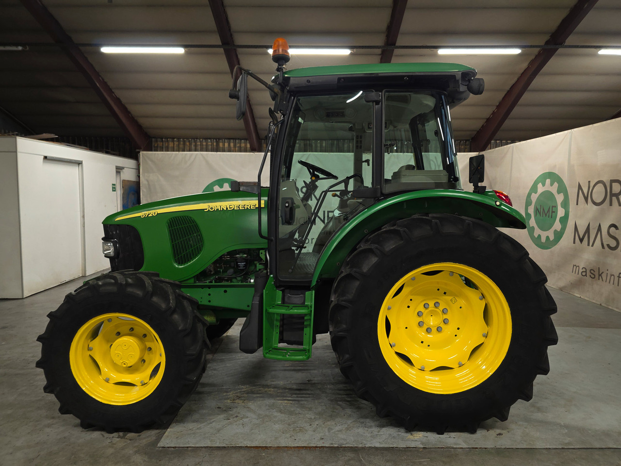 John Deere 5720 - Tractor: afbeelding 2 John Deere 5720 - Tractor: afbeelding 2