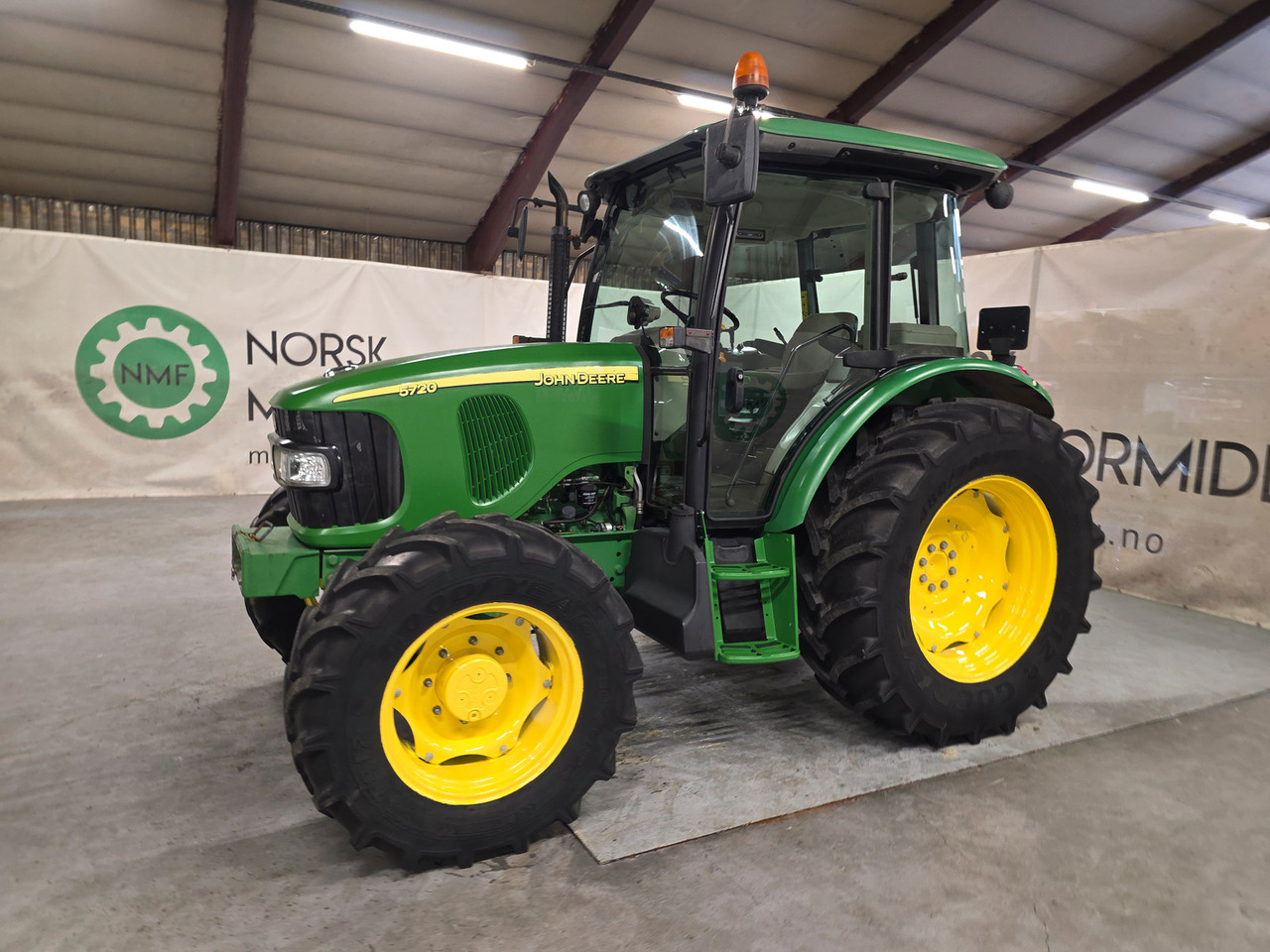 John Deere 5720 - Tractor: afbeelding 1 John Deere 5720 - Tractor: afbeelding 1