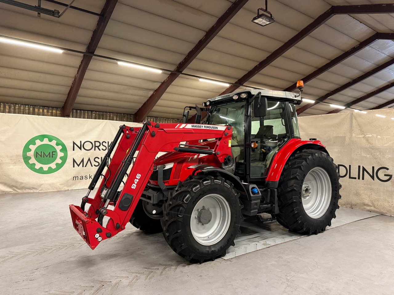 Massey Ferguson 5613 Dyna 4 - Tractor: afbeelding 1 Massey Ferguson 5613 Dyna 4 - Tractor: afbeelding 1