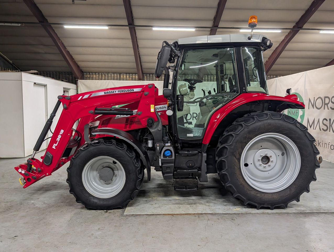 Massey Ferguson 5712S - Tractor: afbeelding 2 Massey Ferguson 5712S - Tractor: afbeelding 2