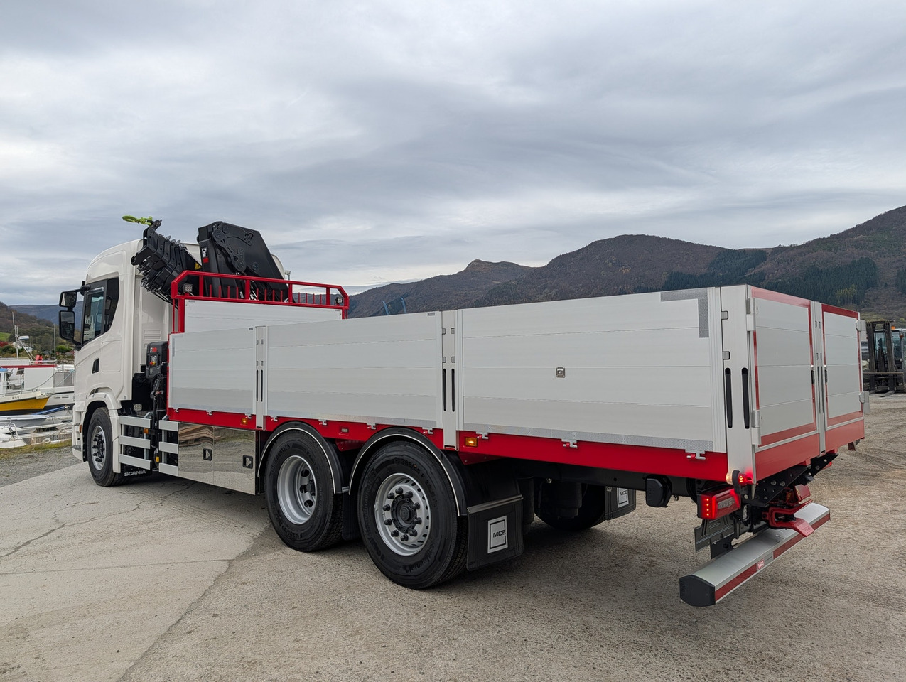 Scania G420 6x2 med HIAB 232-E5 Hipro og MCE påbygg - Vrachtwagen met open laadbak, Kraanwagen: afbeelding 4 Scania G420 6x2 med HIAB 232-E5 Hipro og MCE påbygg - Vrachtwagen met open laadbak, Kraanwagen: afbeelding 4