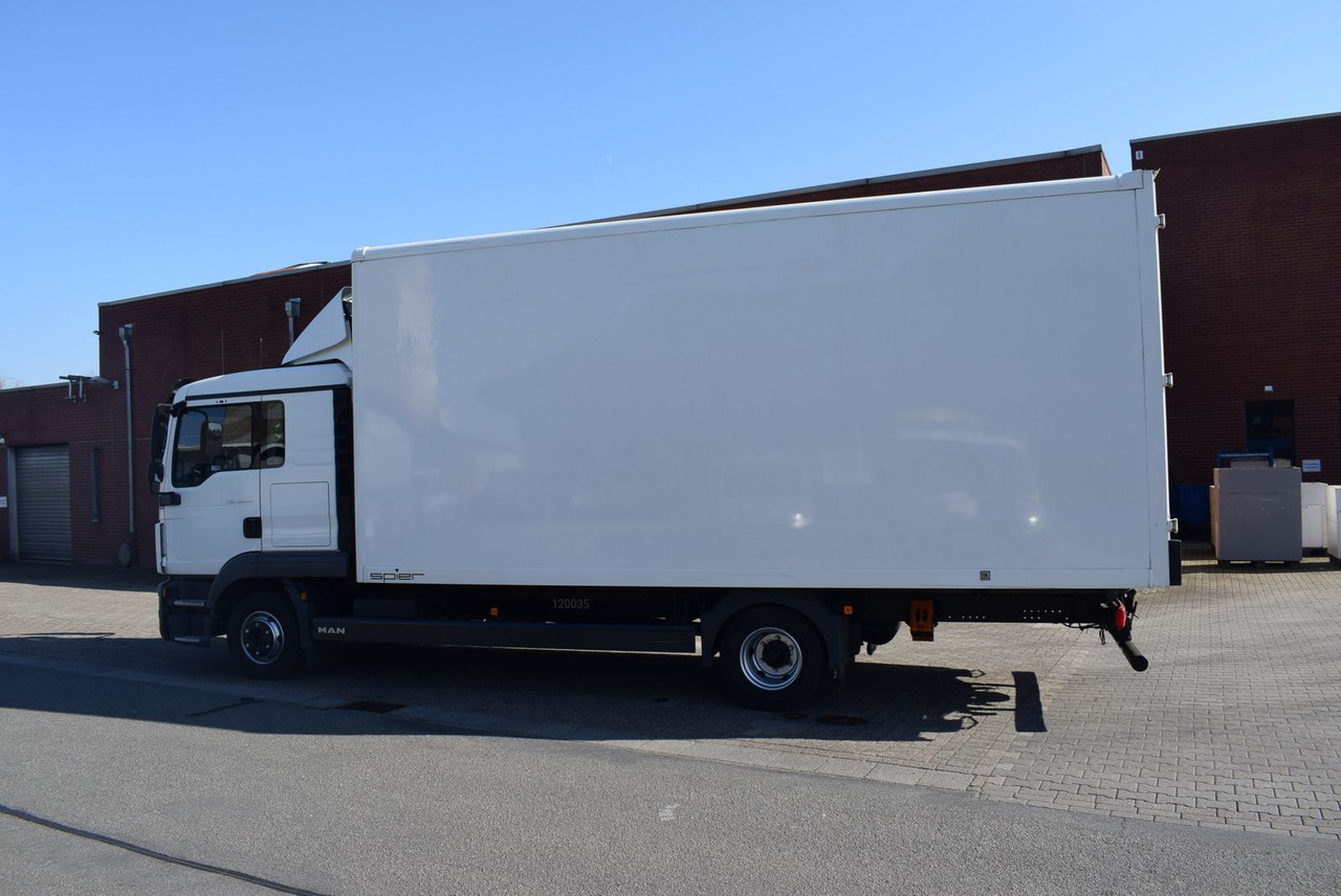 MAN TGL 8.220 Möbelkoffer 3-Sitzer Bett AHK Klima - Bestelwagen gesloten laadbak: afbeelding 4 MAN TGL 8.220 Möbelkoffer 3-Sitzer Bett AHK Klima - Bestelwagen gesloten laadbak: afbeelding 4