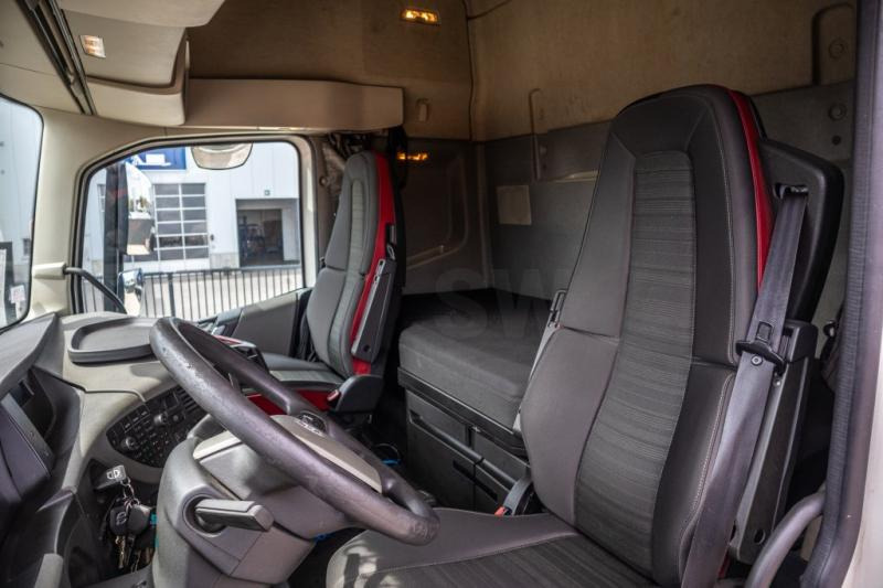 Interieur foto 1: Trekker Volvo FH460+E6+Kiphydr.
