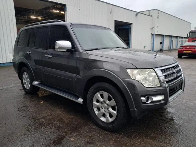Mitsubishi Pajero GLS 3.5 - V6 , 4x4 , 7 Pers., Full Option - Personenwagen: afbeelding 4 Mitsubishi Pajero GLS 3.5 - V6 , 4x4 , 7 Pers., Full Option - Personenwagen: afbeelding 4