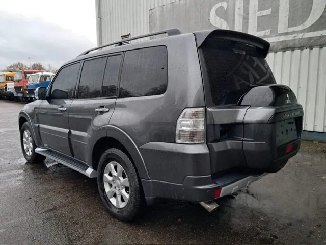 Mitsubishi Pajero GLS 3.5 - V6 , 4x4 , 7 Pers., Full Option - Personenwagen: afbeelding 5 Mitsubishi Pajero GLS 3.5 - V6 , 4x4 , 7 Pers., Full Option - Personenwagen: afbeelding 5