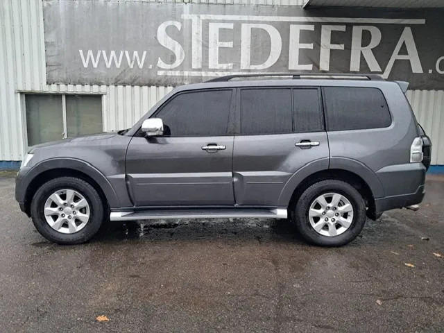 Mitsubishi Pajero GLS 3.5 - V6 , 4x4 , 7 Pers., Full Option - Personenwagen: afbeelding 2 Mitsubishi Pajero GLS 3.5 - V6 , 4x4 , 7 Pers., Full Option - Personenwagen: afbeelding 2