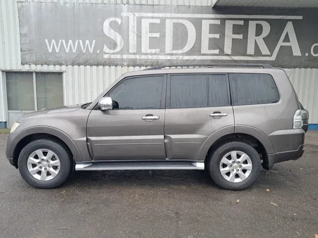 Mitsubishi Pajero GLS 3.5 - V6 , 4x4 , 7 Pers. , Full option - Personenwagen: afbeelding 2 Mitsubishi Pajero GLS 3.5 - V6 , 4x4 , 7 Pers. , Full option - Personenwagen: afbeelding 2