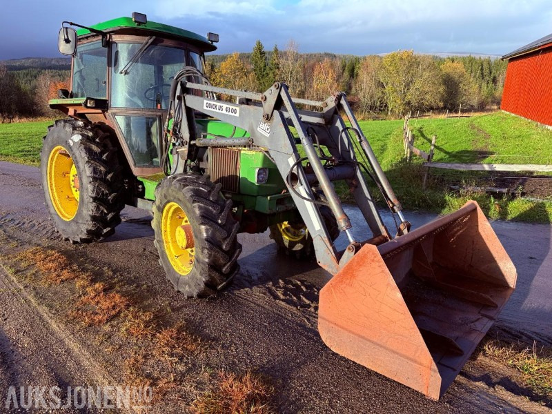 1983 John Deere 2040 SYNCHRON 9527 timer m/ Frontlasterskuffe - Tractor: afbeelding 2 1983 John Deere 2040 SYNCHRON 9527 timer m/ Frontlasterskuffe - Tractor: afbeelding 2