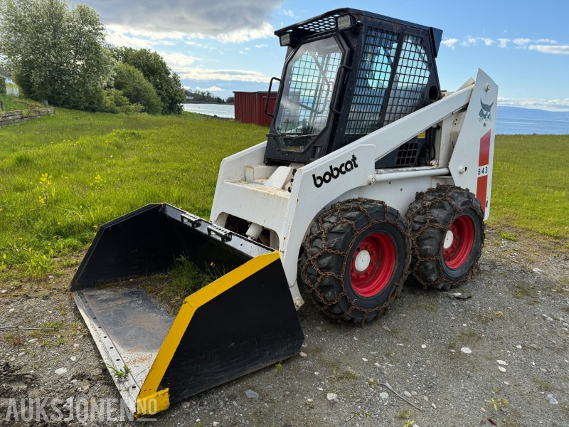 1986 Bobcat 843 kompaktlaster med skuffe og gaffler - Schranklader: afbeelding 1 1986 Bobcat 843 kompaktlaster med skuffe og gaffler - Schranklader: afbeelding 1