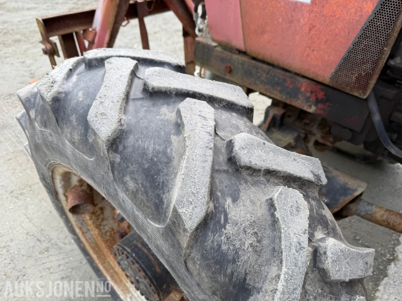 1987 CASE IH 633 traktor med skogkjettinger - Tractor: afbeelding 5 1987 CASE IH 633 traktor med skogkjettinger - Tractor: afbeelding 5