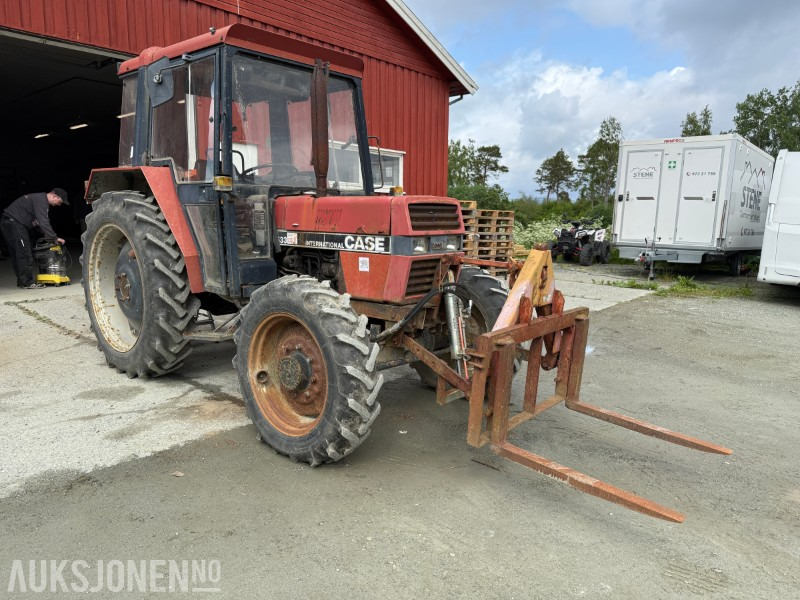 1987 CASE IH 633 traktor med skogkjettinger - Tractor: afbeelding 2 1987 CASE IH 633 traktor med skogkjettinger - Tractor: afbeelding 2