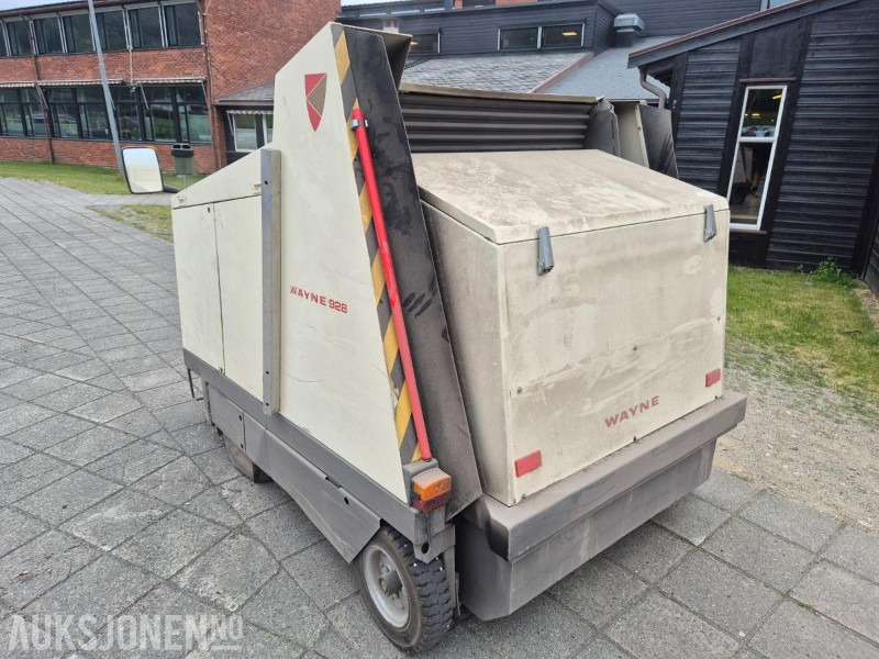 1995 Andre Wayne 928 D, dieseldrevet feiemaskin med oppsamler og tipp - Bouwmaterieel: afbeelding 3 1995 Andre Wayne 928 D, dieseldrevet feiemaskin med oppsamler og tipp - Bouwmaterieel: afbeelding 3