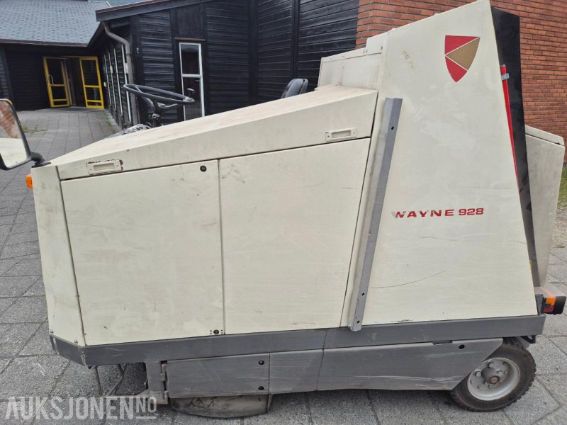 1995 Andre Wayne 928 D, dieseldrevet feiemaskin med oppsamler og tipp - Bouwmaterieel: afbeelding 2 1995 Andre Wayne 928 D, dieseldrevet feiemaskin med oppsamler og tipp - Bouwmaterieel: afbeelding 2