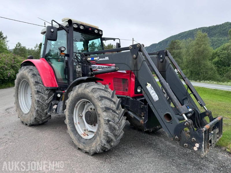2004 Massey Ferguson 6480 Dynashift - Frontlaster med hydraulisk redskapslås - Fronthydraulikk - 40 km - Fjærende hytte - tredje funksjon - Tractor: afbeelding 3 2004 Massey Ferguson 6480 Dynashift - Frontlaster med hydraulisk redskapslås - Fronthydraulikk - 40 km - Fjærende hytte - tredje funksjon - Tractor: afbeelding 3