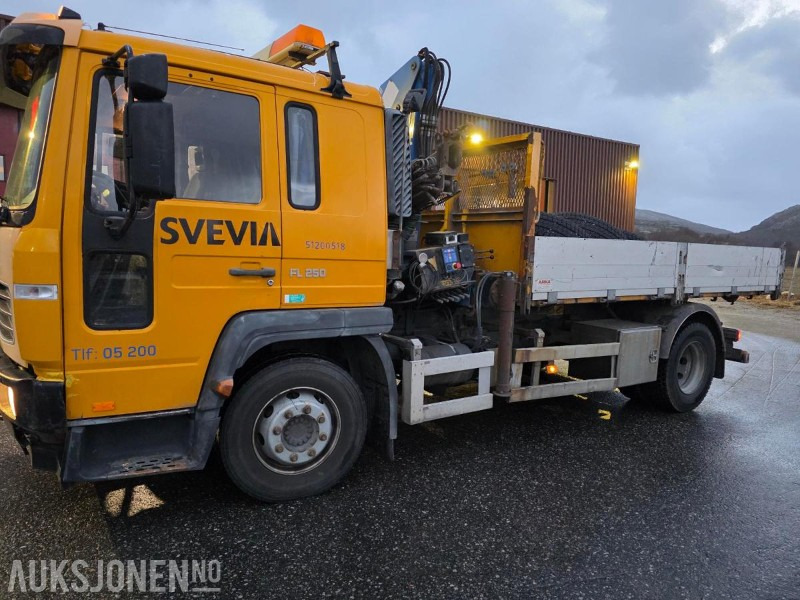 2006 Volvo FL6H Planbil m/ HMF kran - Euro 3 - 285272 km - Vrachtwagen met open laadbak: afbeelding 1 2006 Volvo FL6H Planbil m/ HMF kran - Euro 3 - 285272 km - Vrachtwagen met open laadbak: afbeelding 1