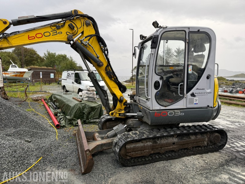 2013 Wacker Neuson 6003 - Gravemaskin - VA-bom - Gummibelter - tiltrotator - skjær - pusseskuff - 3535 timer - Graafmachine: afbeelding 1 2013 Wacker Neuson 6003 - Gravemaskin - VA-bom - Gummibelter - tiltrotator - skjær - pusseskuff - 3535 timer - Graafmachine: afbeelding 1