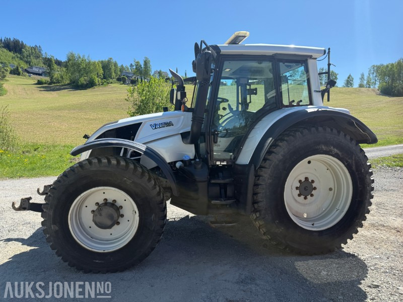 2015 Valtra N163 Unlimited Edition traktor - Hyttefjæring - 4 dobbelt virkende uttak - front PTO - 2 seter - Servicehistorikk - Tractor: afbeelding 2 2015 Valtra N163 Unlimited Edition traktor - Hyttefjæring - 4 dobbelt virkende uttak - front PTO - 2 seter - Servicehistorikk - Tractor: afbeelding 2