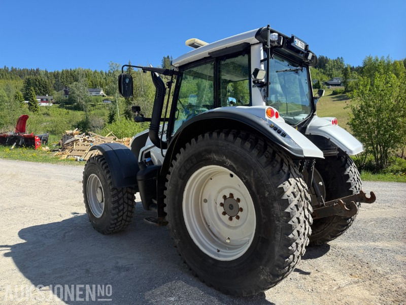 2015 Valtra N163 Unlimited Edition traktor - Hyttefjæring - 4 dobbelt virkende uttak - front PTO - 2 seter - Servicehistorikk - Tractor: afbeelding 3 2015 Valtra N163 Unlimited Edition traktor - Hyttefjæring - 4 dobbelt virkende uttak - front PTO - 2 seter - Servicehistorikk - Tractor: afbeelding 3