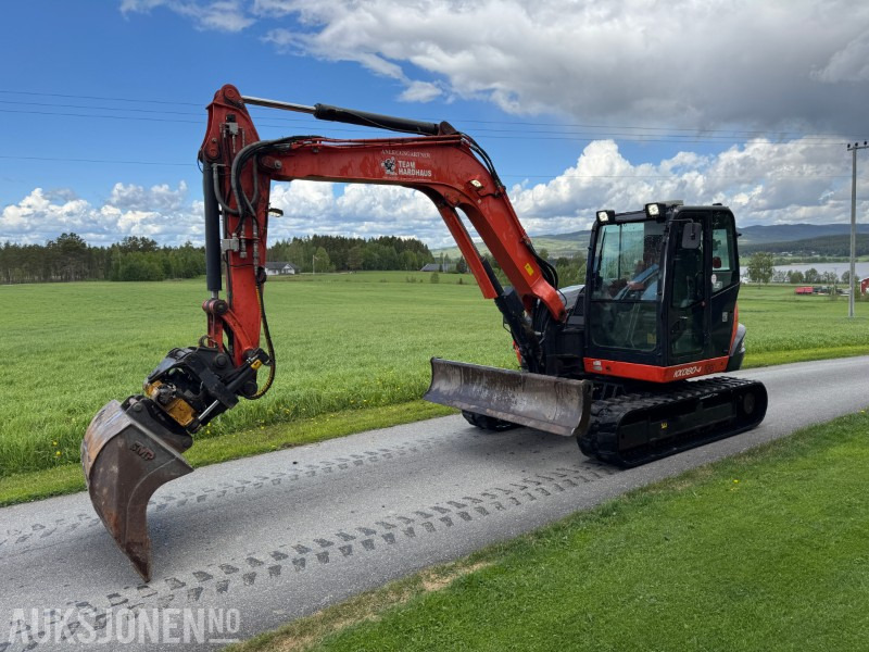 2016 Kubota KX080-4 gravemaskin TILTROTATOR, 2 SKUFFER, SENTRALSMØRING - Graafmachine: afbeelding 1 2016 Kubota KX080-4 gravemaskin TILTROTATOR, 2 SKUFFER, SENTRALSMØRING - Graafmachine: afbeelding 1