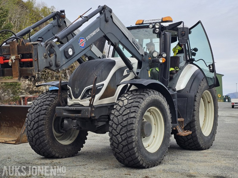 2016 Valtra T144D - Direct - Laster - Luft - 50 km/t - 3 -Medfølger skuffe - Tractor: afbeelding 1 2016 Valtra T144D - Direct - Laster - Luft - 50 km/t - 3 -Medfølger skuffe - Tractor: afbeelding 1