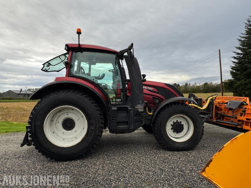 2016 Valtra T174E med Schmidt Tellefsdal U-LS 43.6 plog (2022), Valtra 76 frontlaster og betong lodd - Tractor: afbeelding 4 2016 Valtra T174E med Schmidt Tellefsdal U-LS 43.6 plog (2022), Valtra 76 frontlaster og betong lodd - Tractor: afbeelding 4