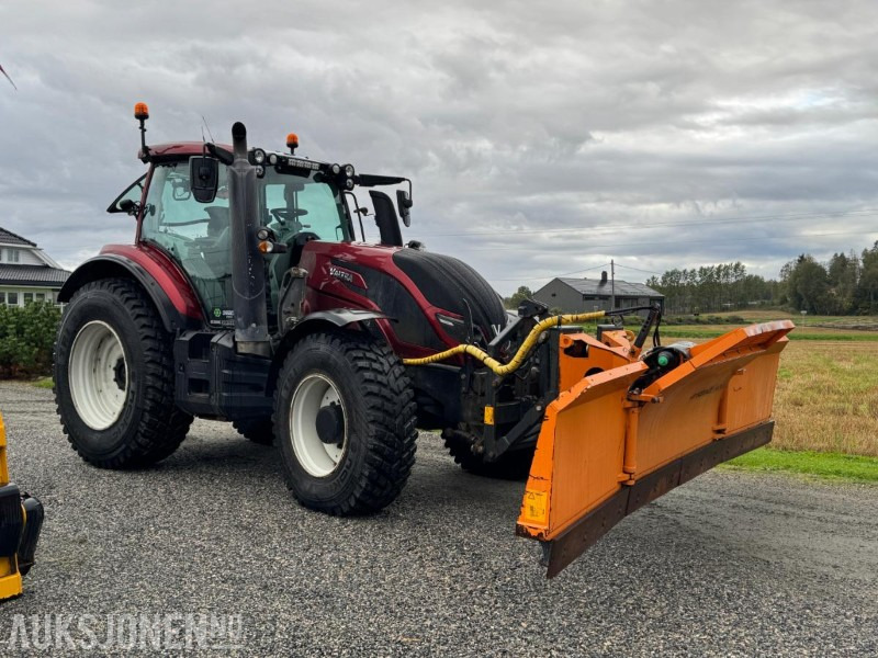 2016 Valtra T174E med Schmidt Tellefsdal U-LS 43.6 plog (2022), Valtra 76 frontlaster og betong lodd - Tractor: afbeelding 3 2016 Valtra T174E med Schmidt Tellefsdal U-LS 43.6 plog (2022), Valtra 76 frontlaster og betong lodd - Tractor: afbeelding 3