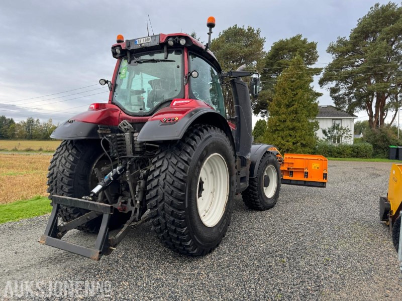 2016 Valtra T174E med Schmidt Tellefsdal U-LS 43.6 plog (2022), Valtra 76 frontlaster og betong lodd - Tractor: afbeelding 5 2016 Valtra T174E med Schmidt Tellefsdal U-LS 43.6 plog (2022), Valtra 76 frontlaster og betong lodd - Tractor: afbeelding 5