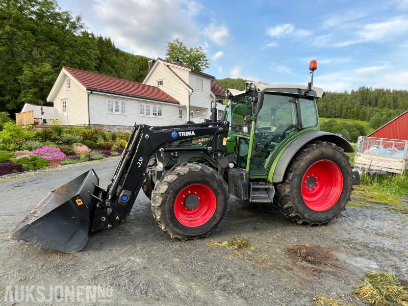 2021 Fendt 211 Vario med Trima frontlaster, hydraulisk toppstag, triangel og skuffe - Tractor: afbeelding 1 2021 Fendt 211 Vario med Trima frontlaster, hydraulisk toppstag, triangel og skuffe - Tractor: afbeelding 1