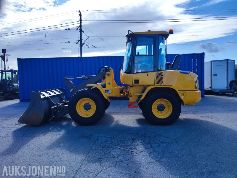 2022 Volvo L30GS – Komplett maskin - Lavt timetall - Feiekost - Vikeplog - Skuff - Gafler - Wiellader: afbeelding 1 2022 Volvo L30GS – Komplett maskin - Lavt timetall - Feiekost - Vikeplog - Skuff - Gafler - Wiellader: afbeelding 1