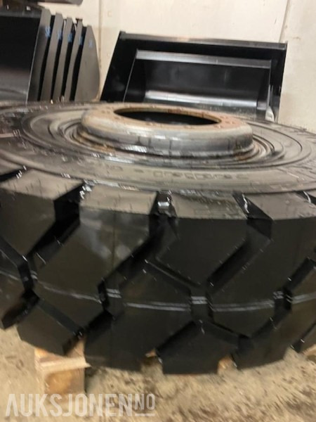 4 stk Michelin 14.00 R24 anleggsdekk med felg - ny gummibane - Bouwmaterieel: afbeelding 2 4 stk Michelin 14.00 R24 anleggsdekk med felg - ny gummibane - Bouwmaterieel: afbeelding 2