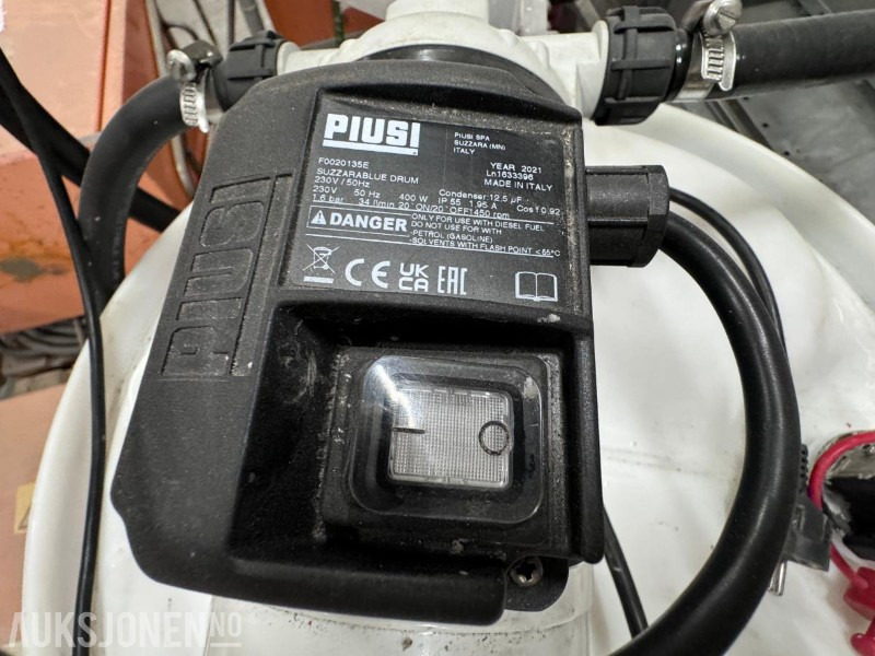 2021 210 Liters plastfat for Adblue - Med elektrisk Piusi pumpe med fyllepistol - Aanbouwdeel voor Bouwmachine: afbeelding 3 2021 210 Liters plastfat for Adblue - Med elektrisk Piusi pumpe med fyllepistol - Aanbouwdeel voor Bouwmachine: afbeelding 3