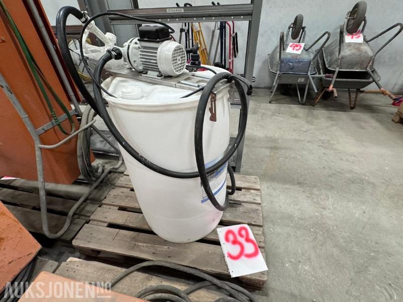 2021 210 Liters plastfat for Adblue - Med elektrisk Piusi pumpe med fyllepistol - Aanbouwdeel voor Bouwmachine: afbeelding 1 2021 210 Liters plastfat for Adblue - Med elektrisk Piusi pumpe med fyllepistol - Aanbouwdeel voor Bouwmachine: afbeelding 1