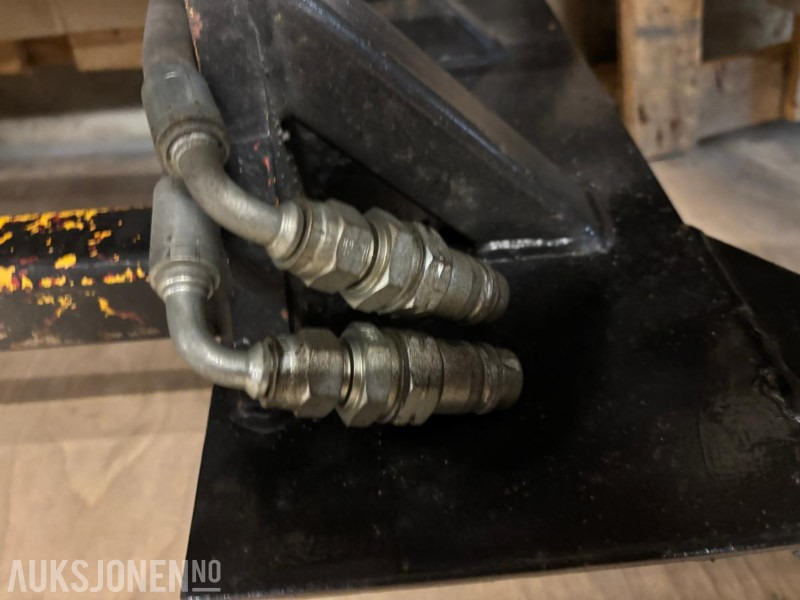 BOBCAT RUNDBALLEKLYPE. SKID STEER FESTE - Aanbouwdeel voor Bouwmachine: afbeelding 4 BOBCAT RUNDBALLEKLYPE. SKID STEER FESTE - Aanbouwdeel voor Bouwmachine: afbeelding 4