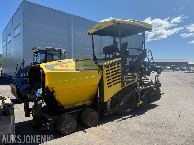 Bomag BF 300 P-2 Asfaltlegger - 54,6 kW - med 25cm utvidersett til screed og ekstra screedplatesett - Bouwmaterieel: afbeelding 1 Bomag BF 300 P-2 Asfaltlegger - 54,6 kW - med 25cm utvidersett til screed og ekstra screedplatesett - Bouwmaterieel: afbeelding 1