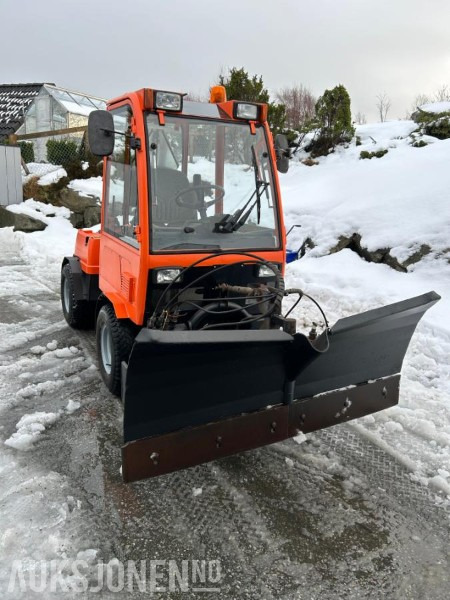2002 Holder C240 Traktorregistrert redskapsbærer med kost, brøyteskjær og strøer - Gemeentelijke machine/ Speciaal: afbeelding 4 2002 Holder C240 Traktorregistrert redskapsbærer med kost, brøyteskjær og strøer - Gemeentelijke machine/ Speciaal: afbeelding 4