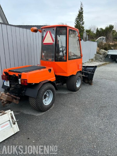 2002 Holder C240 Traktorregistrert redskapsbærer med kost, brøyteskjær og strøer - Gemeentelijke machine/ Speciaal: afbeelding 3 2002 Holder C240 Traktorregistrert redskapsbærer med kost, brøyteskjær og strøer - Gemeentelijke machine/ Speciaal: afbeelding 3