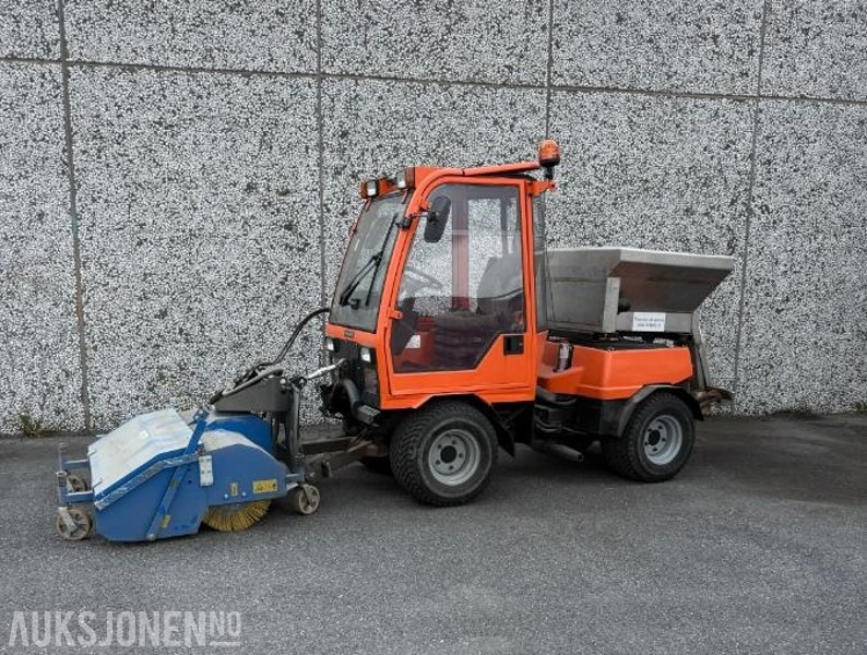 2002 Holder C240 Traktorregistrert redskapsbærer med kost, brøyteskjær og strøer - Gemeentelijke machine/ Speciaal: afbeelding 1 2002 Holder C240 Traktorregistrert redskapsbærer med kost, brøyteskjær og strøer - Gemeentelijke machine/ Speciaal: afbeelding 1