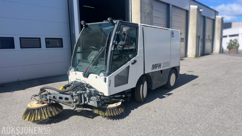 2004 AEBI MFH 2500 Feiebil / Feiemaskin - Gemeentelijke machine/ Speciaal: afbeelding 1 2004 AEBI MFH 2500 Feiebil / Feiemaskin - Gemeentelijke machine/ Speciaal: afbeelding 1