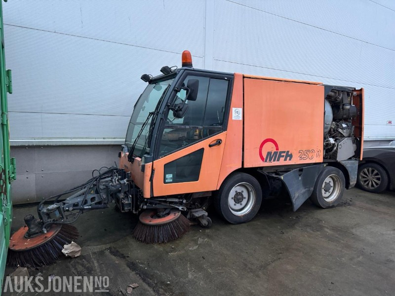 2008 Matec MFH 2500 Feiebil / Rep.objekt - Gemeentelijke machine/ Speciaal: afbeelding 1 2008 Matec MFH 2500 Feiebil / Rep.objekt - Gemeentelijke machine/ Speciaal: afbeelding 1