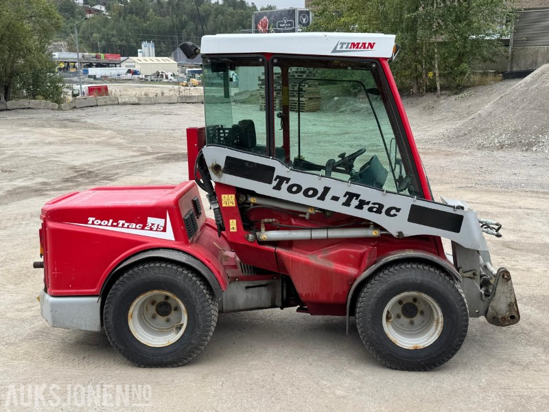 2008 Timan Tool-Trac 245 | snøfres | feiebrett | skuffe | pallegafler | løftearm - Gemeentelijke machine/ Speciaal: afbeelding 4 2008 Timan Tool-Trac 245 | snøfres | feiebrett | skuffe | pallegafler | løftearm - Gemeentelijke machine/ Speciaal: afbeelding 4