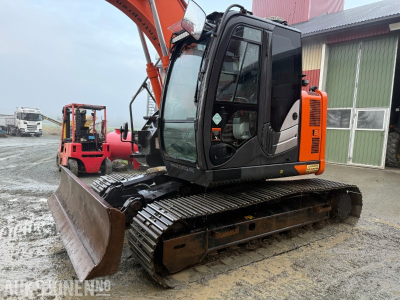Hitachi ZX135 US-6 EC219, 2 skuffer, sentralsmøring - Graafmachine: afbeelding 2 Hitachi ZX135 US-6 EC219, 2 skuffer, sentralsmøring - Graafmachine: afbeelding 2