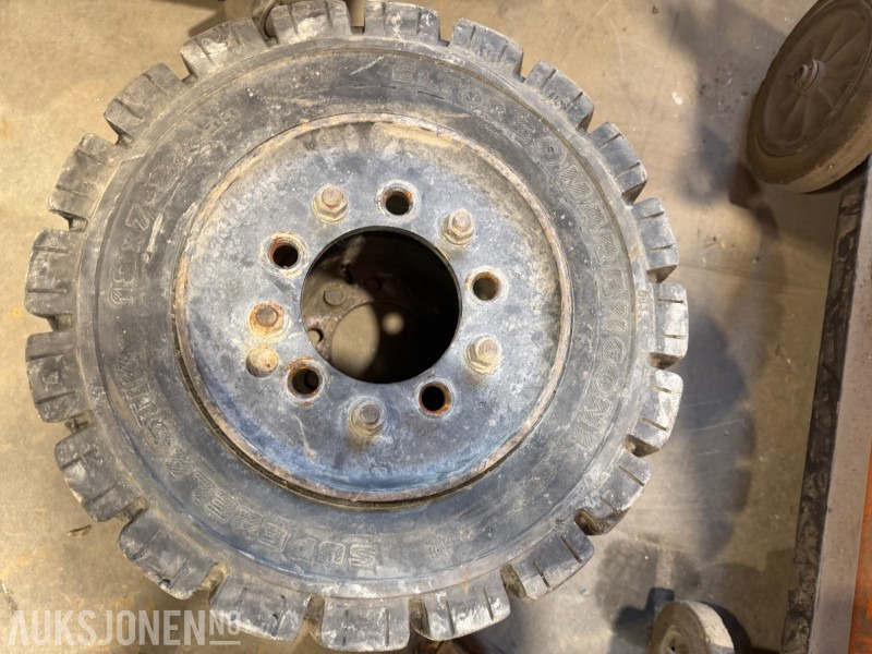 2000 Andre Super Elastic truckdekk – 4 stk - Intern transport: afbeelding 4 2000 Andre Super Elastic truckdekk – 4 stk - Intern transport: afbeelding 4