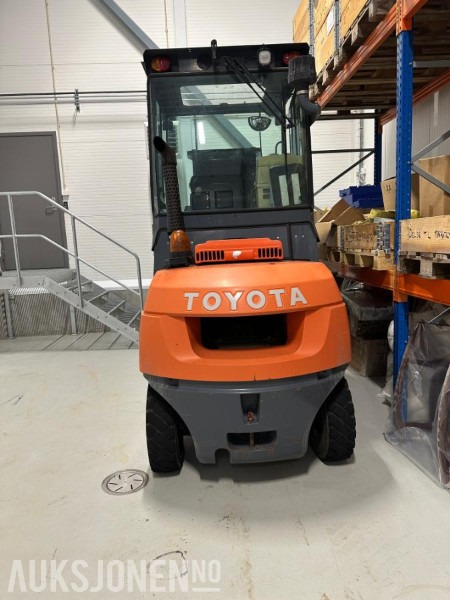 2008 Toyota 7FD40 gaffeltruck m/ Meyer gaffelspreder – 4,5 tonn kapasitet - Intern transport: afbeelding 3 2008 Toyota 7FD40 gaffeltruck m/ Meyer gaffelspreder – 4,5 tonn kapasitet - Intern transport: afbeelding 3