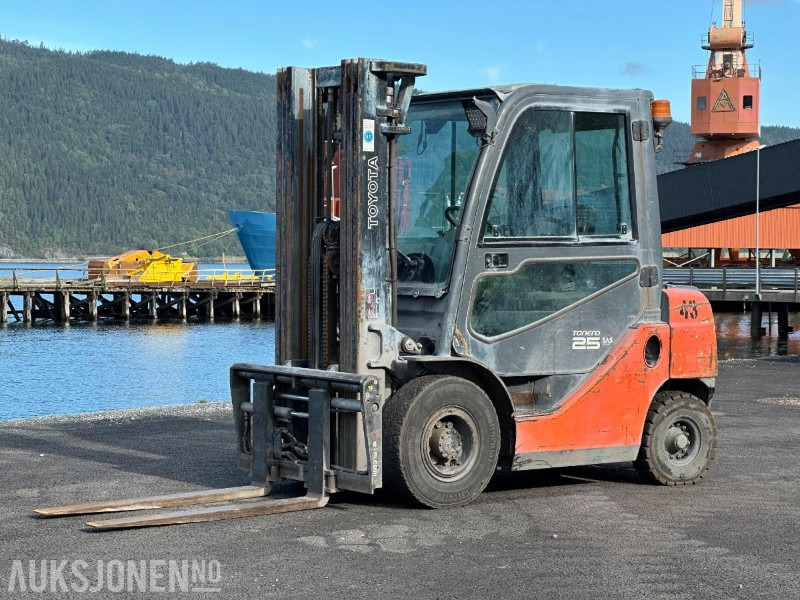 2008 Toyota Toyota Tonero 25 8FDF25 Gaffeltruck / Motvektstruck - Intern transport: afbeelding 1 2008 Toyota Toyota Tonero 25 8FDF25 Gaffeltruck / Motvektstruck - Intern transport: afbeelding 1