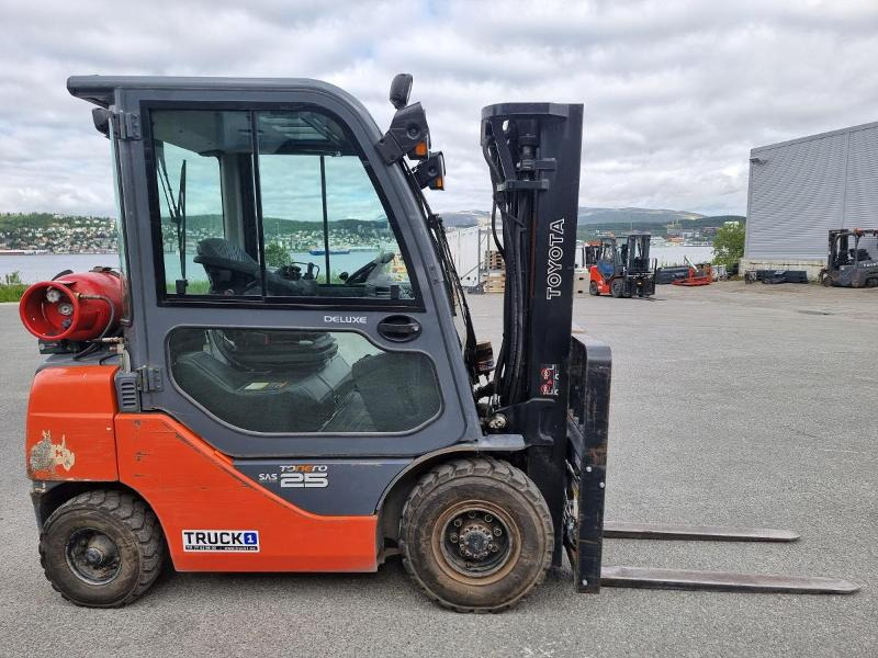 2010 Toyota 2010 Toyota 02-8FGF25 - 2,5 tonns propantruck - 4,7 m løftehøyde - Intern transport: afbeelding 2 2010 Toyota 2010 Toyota 02-8FGF25 - 2,5 tonns propantruck - 4,7 m løftehøyde - Intern transport: afbeelding 2