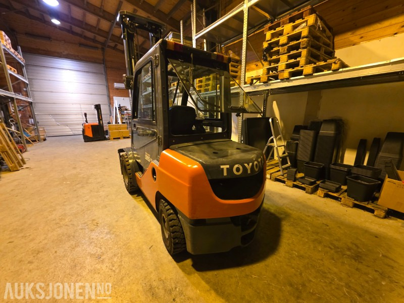 2012 Toyota 52-8FDJF35 Motvektstruck - Diesel - Sertifisert til Mars 2026 - Intern transport: afbeelding 4 2012 Toyota 52-8FDJF35 Motvektstruck - Diesel - Sertifisert til Mars 2026 - Intern transport: afbeelding 4