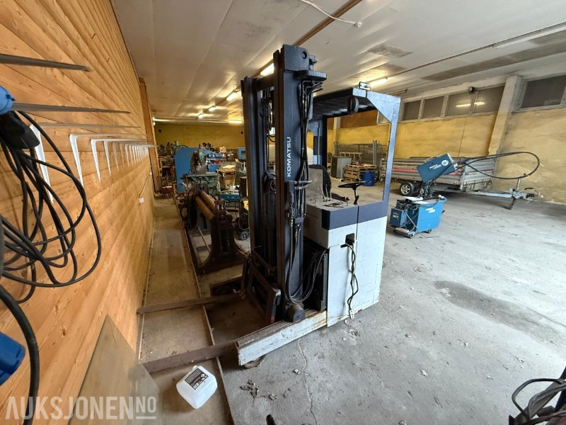 Komatsu skyvemassttruck m/defekt batteri. - Intern transport: afbeelding 4 Komatsu skyvemassttruck m/defekt batteri. - Intern transport: afbeelding 4