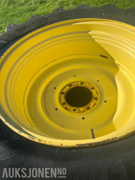 2012 4STK KOMPLETTE JOHN DEERE HJUL. 8 HULLS. - Landbouwmachine: afbeelding 2 2012 4STK KOMPLETTE JOHN DEERE HJUL. 8 HULLS. - Landbouwmachine: afbeelding 2