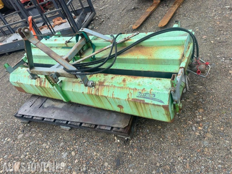 2013 Kehrmaschine bema Agrar 2300 mit SW - Kost med oppsamler til bruk på traktor - Landbouwmachine: afbeelding 2 2013 Kehrmaschine bema Agrar 2300 mit SW - Kost med oppsamler til bruk på traktor - Landbouwmachine: afbeelding 2